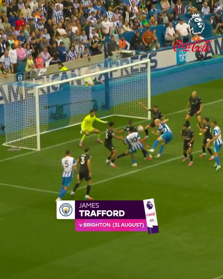 英超8月最佳扑救:曼城门将特拉福德扑出范赫克的射门